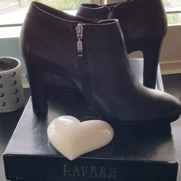 RALPH LAUREN NWOT BLACK LEATHER BOOTIE SIZE 10 - Picture 4 of 7